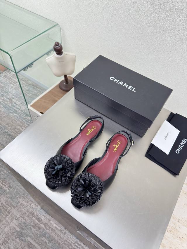 香奈儿 层叠花朵系列 后空鞋 DDD 小香 平底 DDD 立体花朵 Logo 加持 舒适有范 DDD DDD 黑色 DDD 原版 小羊皮材质 DDD 羊皮内里