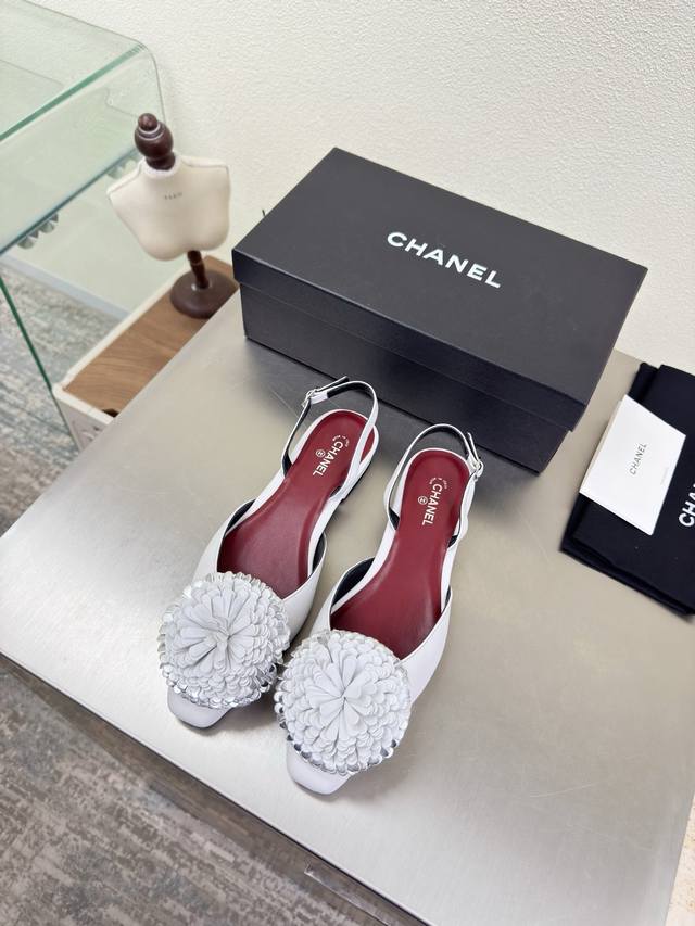 香奈儿 层叠花朵系列 后空鞋 DDD 小香 平底 DDD 立体花朵 Logo 加持 舒适有范 DDD DDD 白色 DDD 原版 小羊皮材质 DDD 羊皮内里