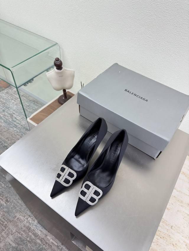 钻扣Balenciag DDD 双B金属Logo尖头后空鞋 DDD 面料 黑色 真丝材质 DDD 内里 小羊皮 DDD 钻扣10 DDD 顶级版本 全部对版材料