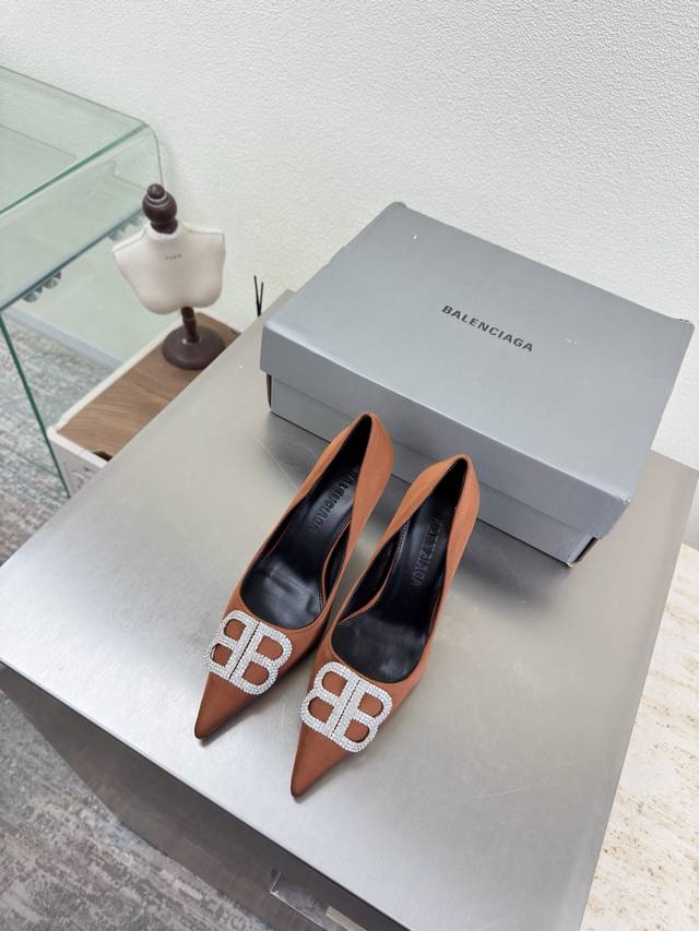 Balenciag DDD 双B金属Logo尖头后空鞋 DDD 面料 棕色真丝材质 DDD 内里 小羊皮 DDD 钻扣10 DDD 顶级版本 全部对版材料 DD