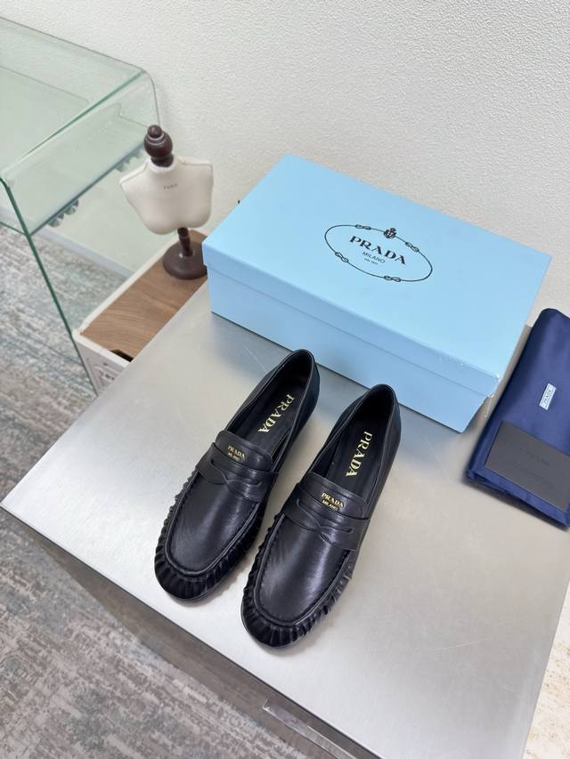 乐福鞋 高端精品 普拉达 褶皱平底乐福鞋 DDD Prada DDD 手工串线 追求卓越细节 DDD 简约设计 三角Logo Logo Logo 的设计和简约的