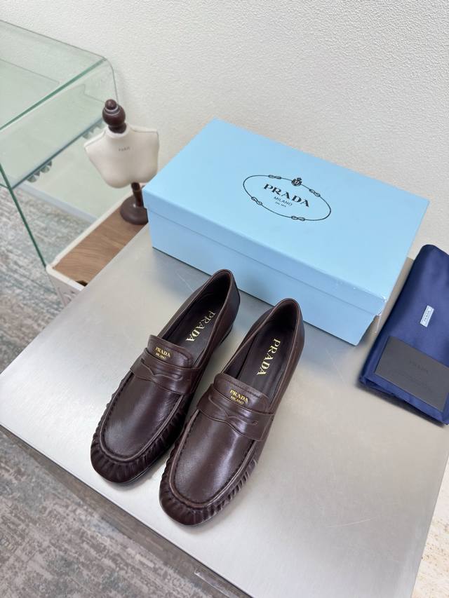 乐福鞋 高端精品 普拉达 褶皱平底乐福鞋 DDD Prada DDD 手工串线 追求卓越细节 DDD 简约设计 三角Logo Logo Logo 的设计和简约的