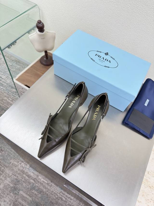 高端精品 普拉达 中空尖头 手工蝴蝶结 单鞋 DDD Prada DDD 同色大底 同色跟皮 追求卓越细节 DDD 简约设计 三角Logo Logo Logo