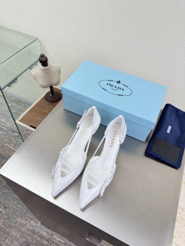 高端精品 普拉达 中空尖头 手工蝴蝶结 单鞋 DDD Prada DDD 同色大底 同色跟皮 追求卓越细节 DDD 简约设计 三角Logo Logo Logo