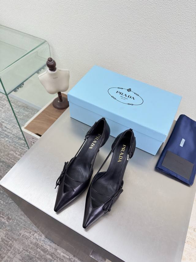 高端精品 普拉达 中空尖头 手工蝴蝶结 单鞋 DDD Prada DDD 同色大底 同色跟皮 追求卓越细节 DDD 简约设计 三角Logo Logo Logo