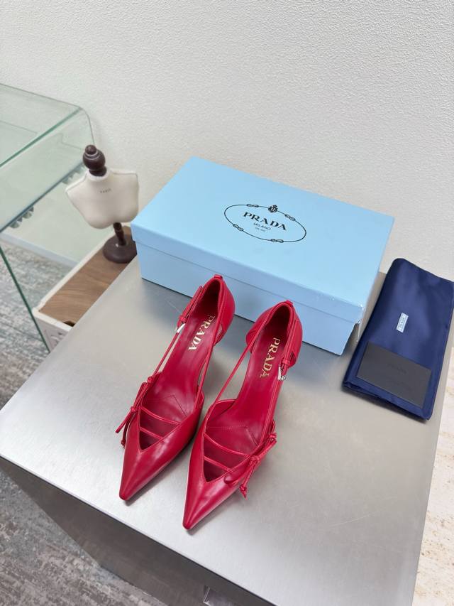 高端精品 普拉达 中空尖头 手工蝴蝶结 单鞋 DDD Prada DDD 同色大底 同色跟皮 追求卓越细节 DDD 简约设计 三角Logo Logo Logo