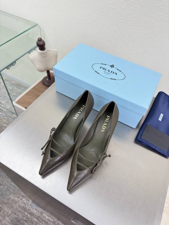 高端精品 普拉达 尖头 手工蝴蝶结 单鞋 DDD Prada DDD 同色大底 同色跟皮 追求卓越细节 DDD 简约设计 三角Logo Logo Logo 的设