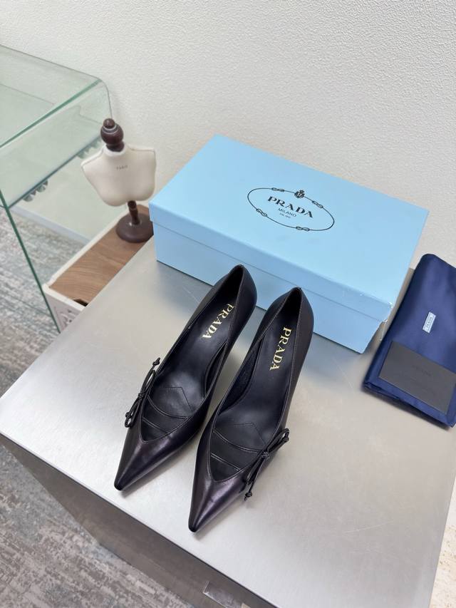 高端精品 普拉达 尖头 手工蝴蝶结 单鞋 DDD Prada DDD 同色大底 同色跟皮 追求卓越细节 DDD 简约设计 三角Logo Logo Logo 的设