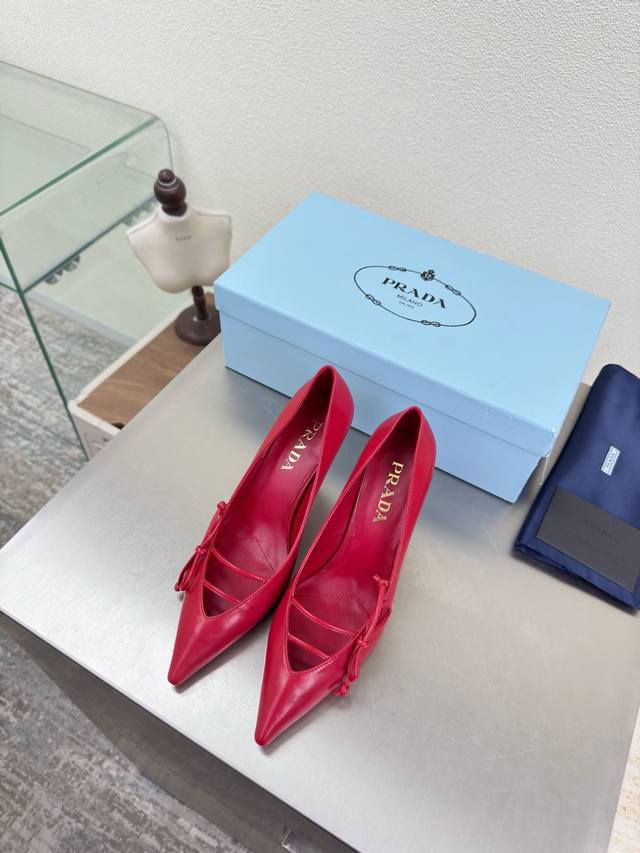 高端精品 普拉达 尖头 手工蝴蝶结 单鞋 DDD Prada DDD 同色大底 同色跟皮 追求卓越细节 DDD 简约设计 三角Logo Logo Logo 的设