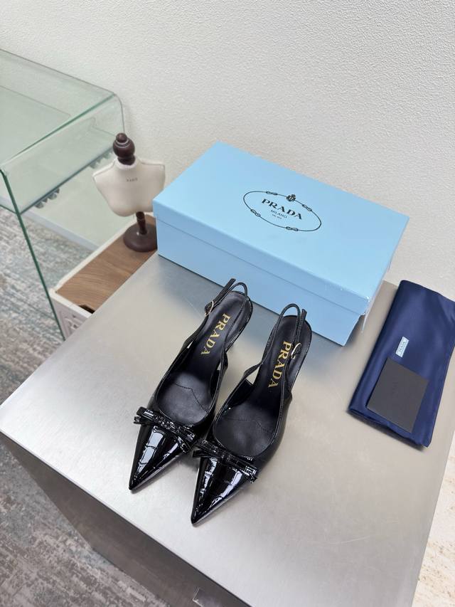 普拉达 尖头后空 手工蝴蝶结 单鞋 DDD Prada DDD 简约设计 三角Logo Logo Logo 的设计和简约的线条 很有格调 简单纯粹得色调 原版开