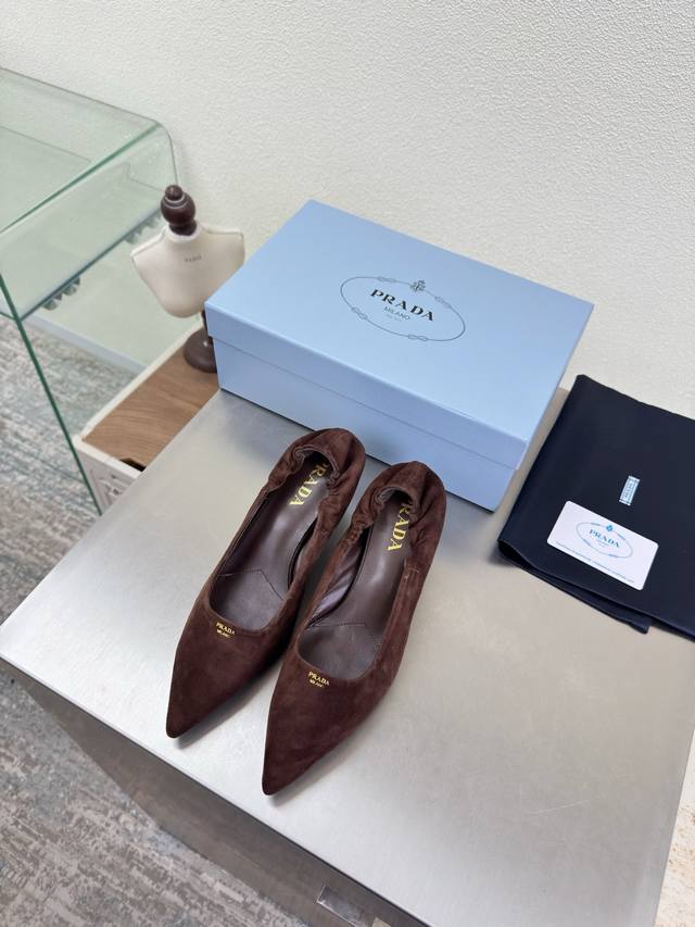 普拉达 走秀款 尖头松紧口褶皱单鞋 DDD 7Cm DDD Prada DDD 简约设计 三角Logo Logo Logo 的设计和简约的线条 很有格调 简单纯