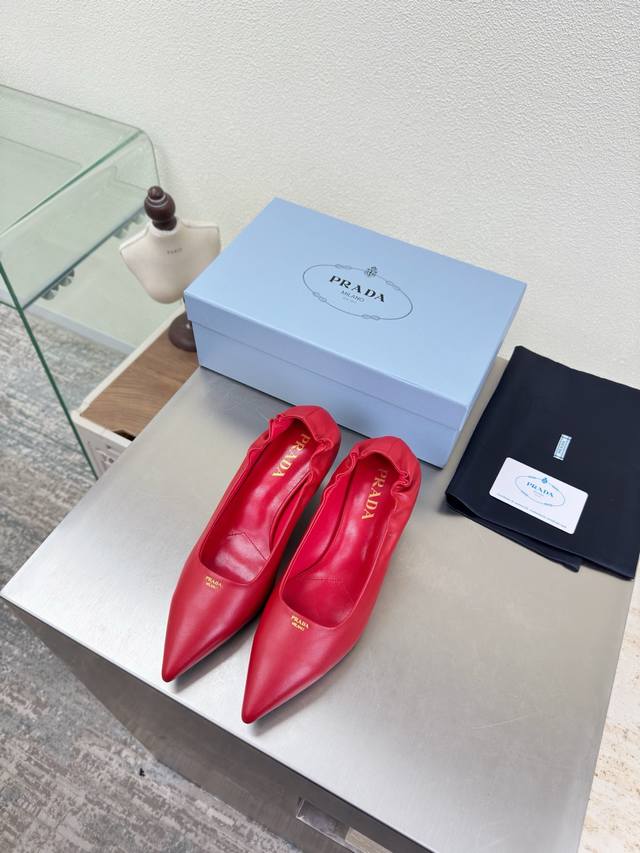 普拉达 走秀款 尖头松紧口褶皱单鞋 DDD 7Cm DDD Prada DDD 简约设计 三角Logo Logo Logo 的设计和简约的线条 很有格调 简单纯