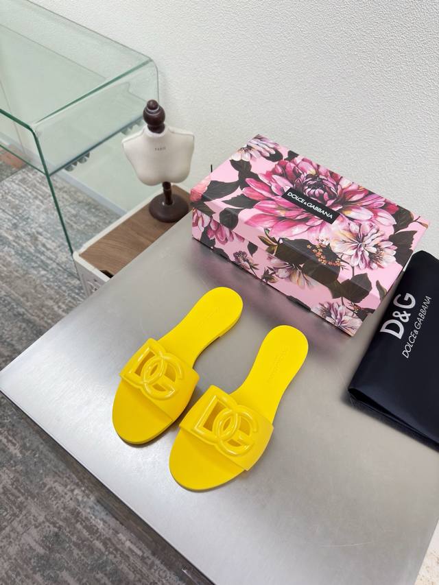 杜嘉班纳 一体成型 拖鞋 D&G DDD 黄色&紫色 DDD 耳目一新的不对成鞋头设计 太特别啦 DDD 杜嘉班纳 Dolce&Gabbana 原版一致材质 D