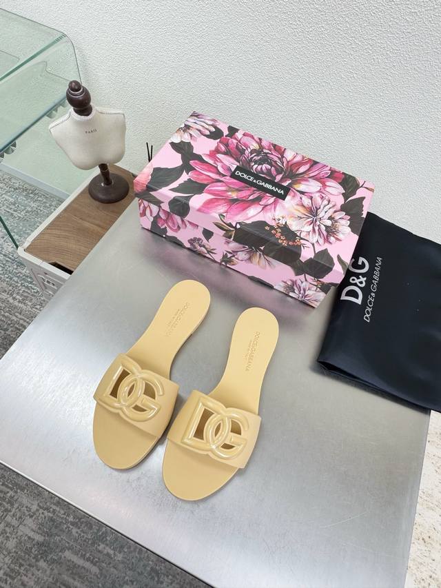 杜嘉班纳 一体成型 拖鞋 D&G DDD 杏色&蓝色 DDD 耳目一新的不对成鞋头设计 太特别啦 DDD 杜嘉班纳 Dolce&Gabbana 原版一致材质 D