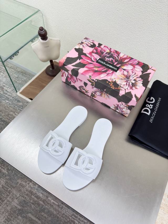 杜嘉班纳 一体成型 拖鞋 D&G DDD 白色&玫红 DDD 耳目一新的不对成鞋头设计 太特别啦 DDD 杜嘉班纳 Dolce&Gabbana 原版一致材质 D