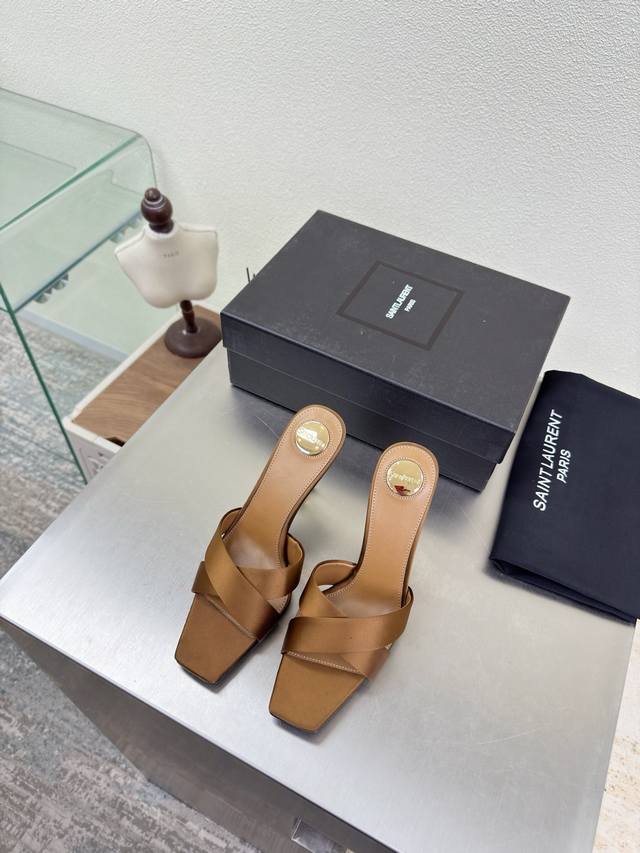 Ysl 金属跟 交叉带拖鞋 DDD 10.5 Cm 跟高 DDD Yvette Saint Laurent圣罗兰Logo DDD 精致高跟 DDD 香槟金真丝材 Ysl 金属跟 交叉带拖鞋 DDD 10.5 Cm 跟高 DDD Yvette Saint Laurent圣罗兰Logo DDD 精致高跟 DDD 香槟金真丝材