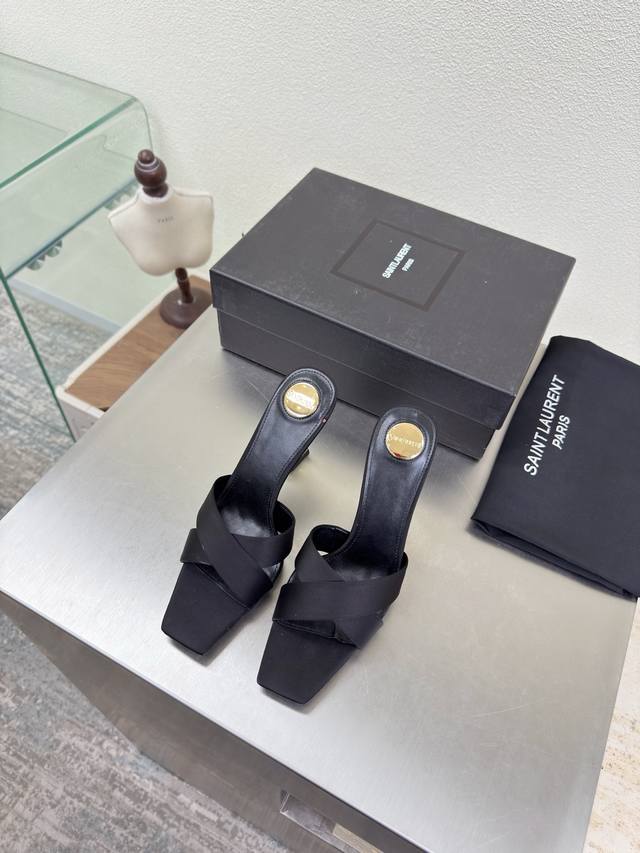 Ysl 金属跟 交叉带拖鞋 DDD 10.5 Cm 跟高 DDD Yvette Saint Laurent圣罗兰Logo DDD 精致高跟 DDD 黑色真丝材质 Ysl 金属跟 交叉带拖鞋 DDD 10.5 Cm 跟高 DDD Yvette Saint Laurent圣罗兰Logo DDD 精致高跟 DDD 黑色真丝材质