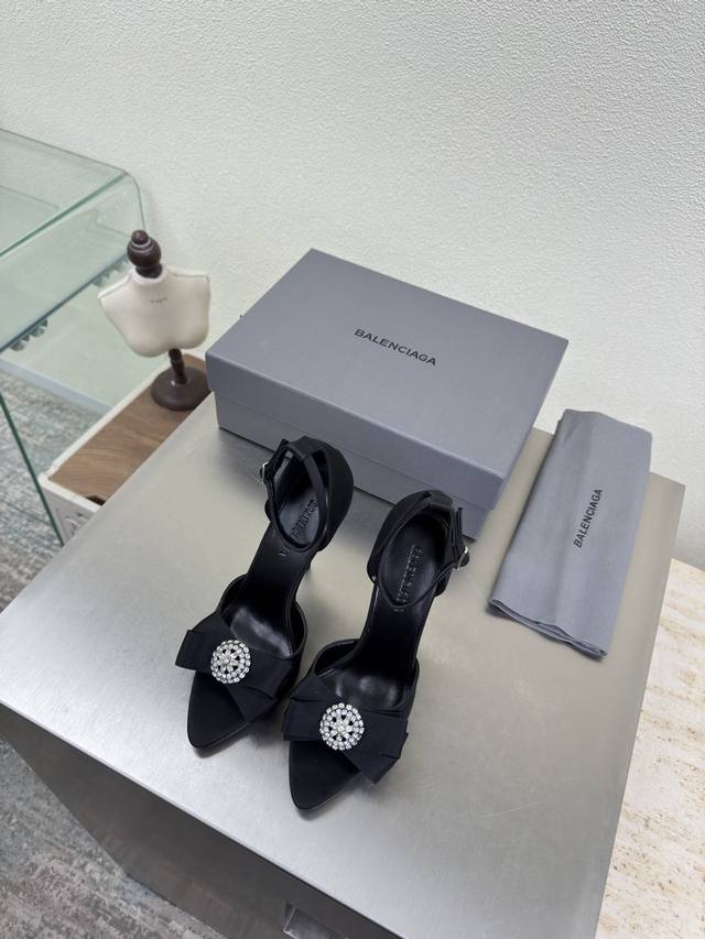 钻扣鱼嘴鞋 巴黎世家 尖头单鞋 高定系列 DDD Balenciag 专属特别金属圆球装饰 DDD 面料 小牛皮 DDD 内里 小羊皮 DDD 黑色 DDD 顶