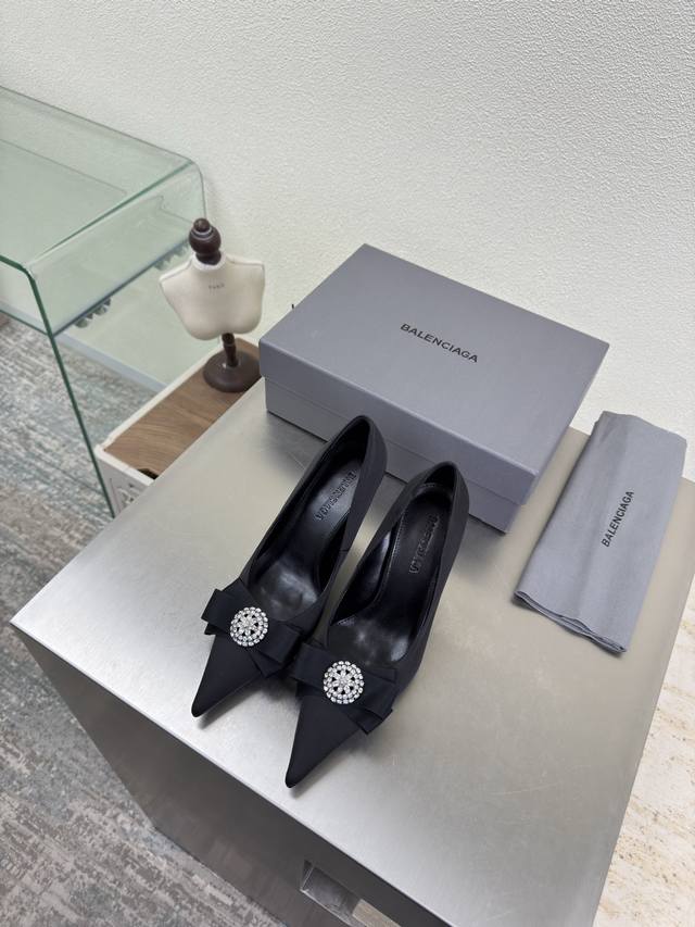 钻扣系列 巴黎世家 尖头单鞋 高定系列 DDD Balenciag 专属特别金属圆球装饰 DDD 面料 真丝 DDD 内里 小羊皮 DDD 黑色 DDD 顶级版