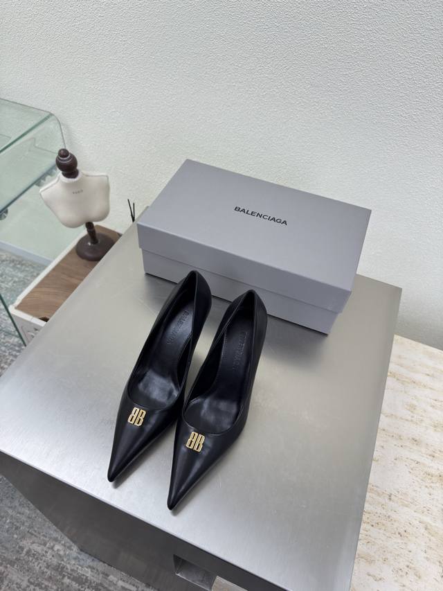 巴黎世家 尖头单鞋 高定系列 DDD Balenciag 专属特别金属圆球装饰 DDD 面料 小牛皮 DDD 内里 小羊皮 DDD 黑色 DDD 顶级版本 全部