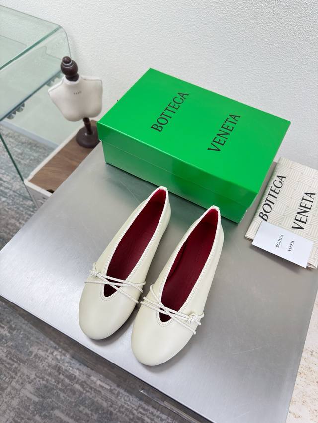 Bv Rosa 平底芭蕾舞鞋 结绳装饰 DDD 品牌家族基因 DDD 高定配色 Bv Rosa 芭蕾舞鞋 米白 DDD 小羊皮 圆皮花边 镶嵌鞋口 单鞋系列 D