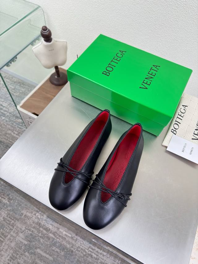 Bv Rosa 平底芭蕾舞鞋 结绳装饰 DDD 品牌家族基因 DDD 高定配色 Bv Rosa 芭蕾舞鞋 黑色 DDD 小羊皮 圆皮花边 镶嵌鞋口 单鞋系列 D