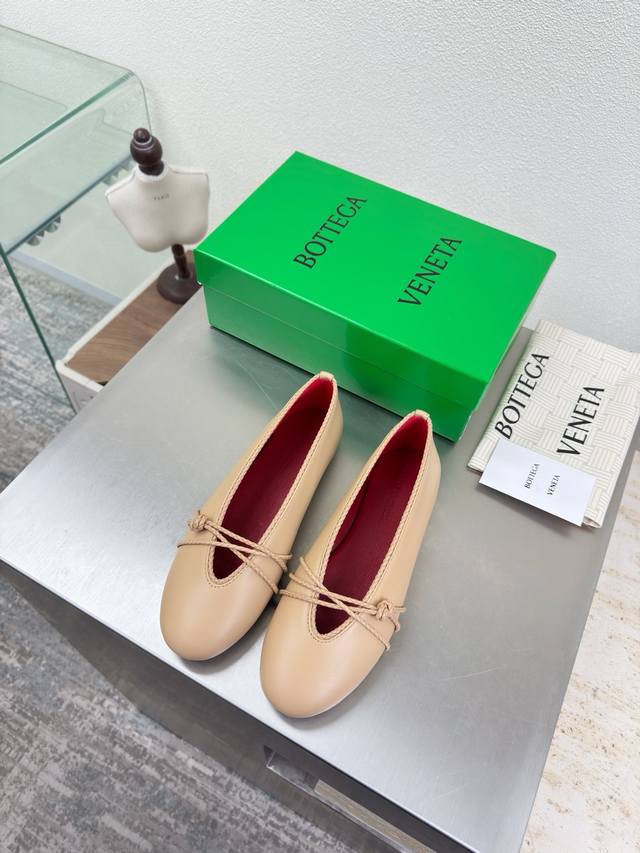 Bv Rosa 平底芭蕾舞鞋 结绳装饰 DDD 品牌家族基因 DDD 高定配色 Bv Rosa 芭蕾舞鞋 杏色 DDD 小羊皮 圆皮花边 镶嵌鞋口 单鞋系列 D