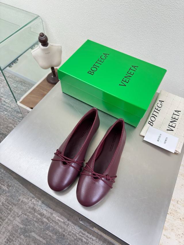 Bv Rosa 平底芭蕾舞鞋 结绳装饰 DDD 品牌家族基因 DDD 高定配色 Bv Rosa 芭蕾舞鞋 酒红色 DDD 小羊皮 圆皮花边 镶嵌鞋口 单鞋系列