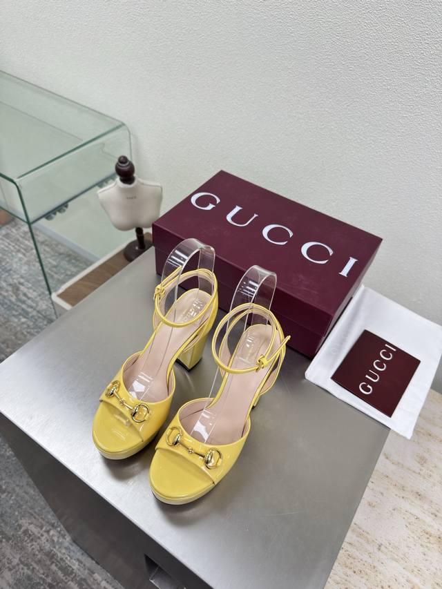 粗跟厚底 马鞍扣凉鞋 DDD Gucci DDD 精致 鎏金马鞍扣 DDD 柠檬黄 小牛漆皮 Logo DDD DDD 时尚的品牌Logo持加，具有超辨高识度各