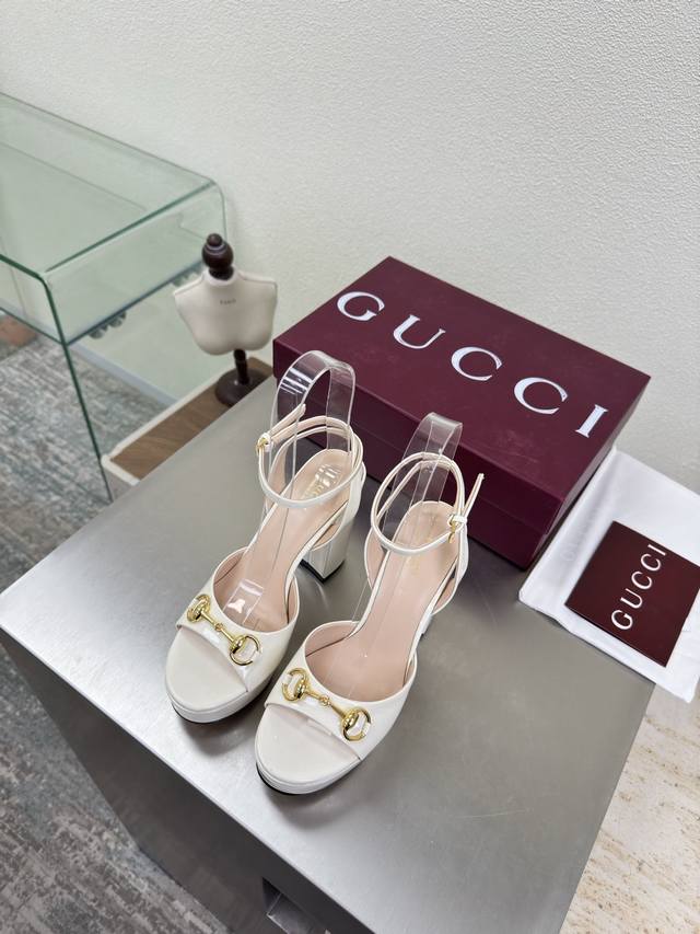 粗跟厚底 马鞍扣凉鞋 DDD Gucci DDD 精致 鎏金马鞍扣 DDD 米白小牛漆皮 Logo DDD DDD 时尚的品牌Logo持加，具有超辨高识度各品大