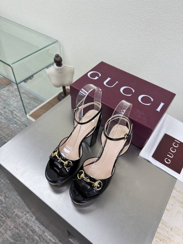 粗跟厚底 马鞍扣凉鞋 DDD Gucci DDD 精致 鎏金马鞍扣 DDD 黑色小牛漆皮 Logo DDD DDD 时尚的品牌Logo持加，具有超辨高识度各品大