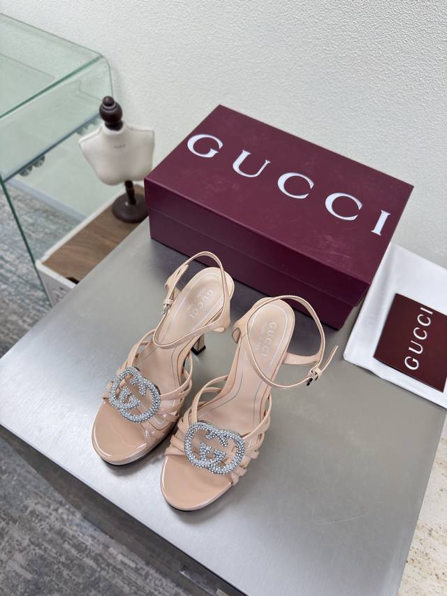 双G钻扣 中跟经典 条带凉鞋 DDD Gucci DDD 双G Logo DDD 杏色小牛漆皮 Logo DDD DDD 时尚的品牌Logo持加，具有超辨高识度