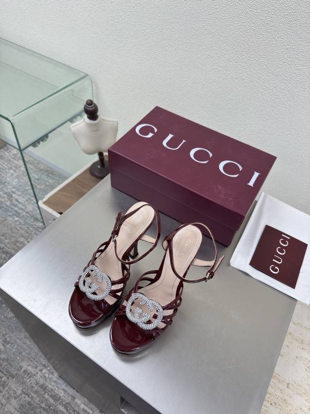 双G钻扣 中跟经典 条带凉鞋 DDD Gucci DDD 双G Logo DDD 酒红色 小牛漆皮 Logo DDD DDD 时尚的品牌Logo持加，具有超辨高