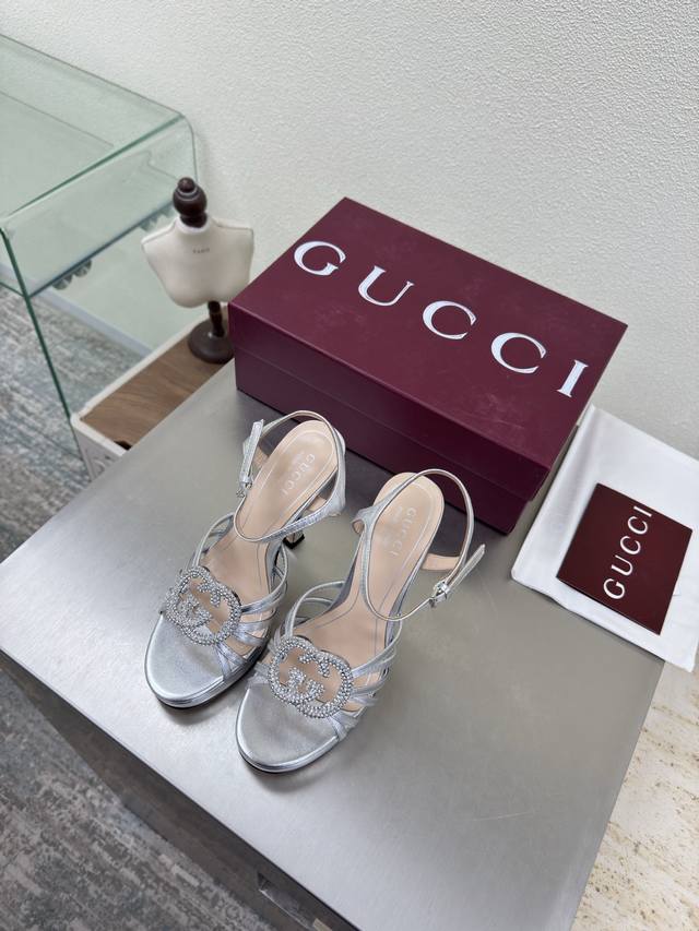 双G钻扣 中跟经典 条带凉鞋 DDD Gucci DDD 双G Logo DDD 银色金属羊皮Logo DDD DDD 时尚的品牌Logo持加，具有超辨高识度各