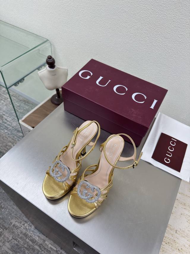 双G钻扣 中跟经典 条带凉鞋 DDD Gucci DDD 双G Logo DDD 金色金属羊皮Logo DDD DDD 时尚的品牌Logo持加，具有超辨高识度各