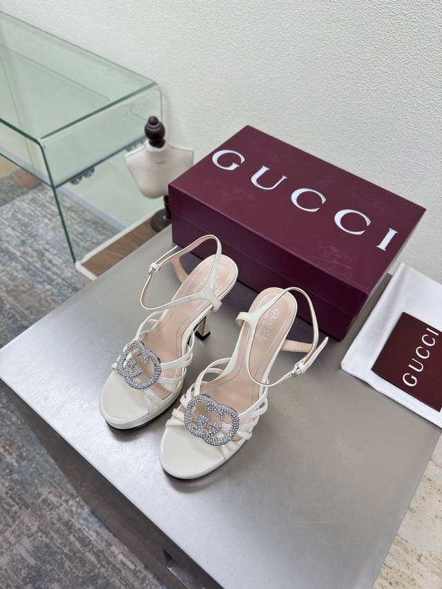 双G钻扣 中跟经典 条带凉鞋 DDD Gucci DDD 双G Logo DDD 米白色 小牛漆皮 Logo DDD DDD 时尚的品牌Logo持加，具有超辨高