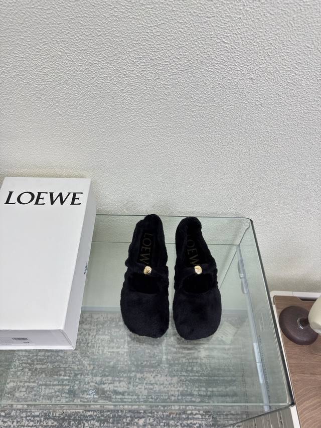 马毛风格 苹果头 罗意威 Loewe 玛丽珍 单鞋 DDD 柔软舒适 DDD 鞋面：短毛绒材质 DDD 内里: 短毛绒材质 DDD 黑色 DDD Loewe秋日