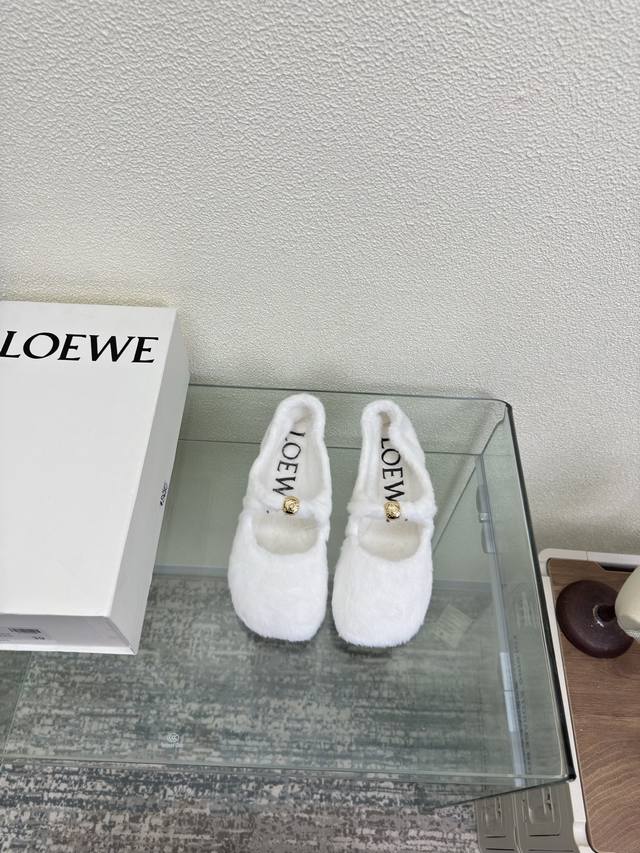 马毛风格 苹果头 罗意威 Loewe 玛丽珍 单鞋 DDD 柔软舒适 DDD 鞋面：短毛绒材质 DDD 内里: 短毛绒材质 DDD 白色 DDD Loewe秋日