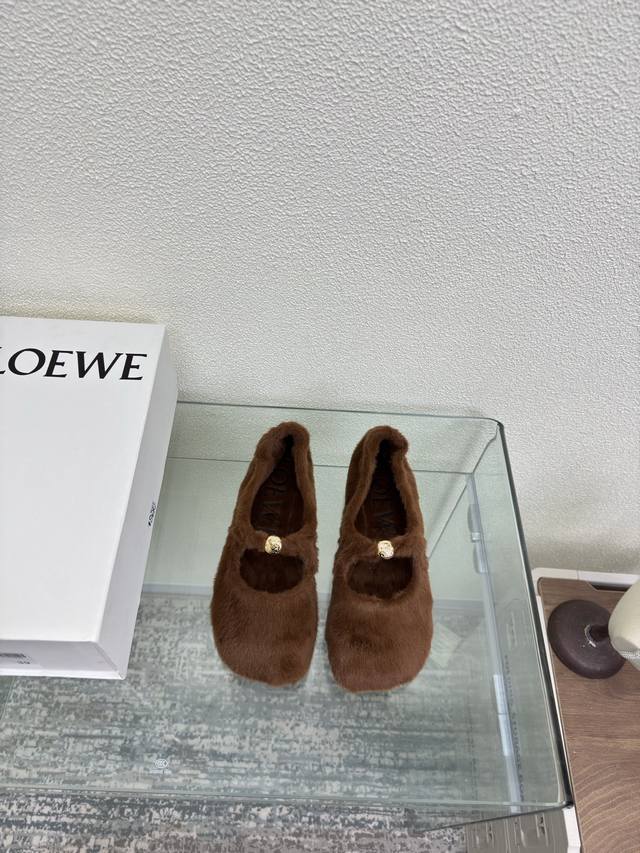 马毛风格 苹果头 罗意威 Loewe 玛丽珍 单鞋 DDD 柔软舒适 DDD 鞋面：短毛绒材质 DDD 内里: 短毛绒材质 DDD 棕色 DDD Loewe秋日