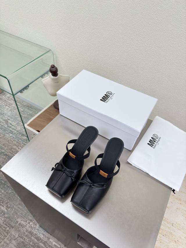 Mm6 猪鼻子后空拖鞋 DDD 跟高7Cm DDD 黑色牛皮 DDD 内里 孟加拉牛皮里 DDD Maisonmargiela DDD 马吉拉 Mm6 DDD