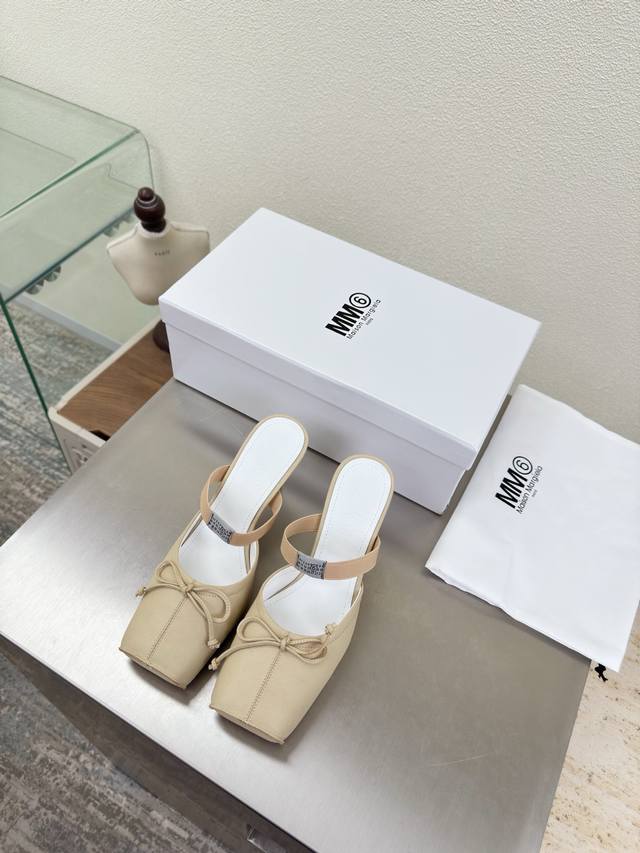 Mm6 猪鼻子后空拖鞋 DDD 跟高7Cm DDD 米白 牛皮 DDD 内里 孟加拉牛皮里 DDD Maisonmargiela DDD 马吉拉 Mm6 DDD