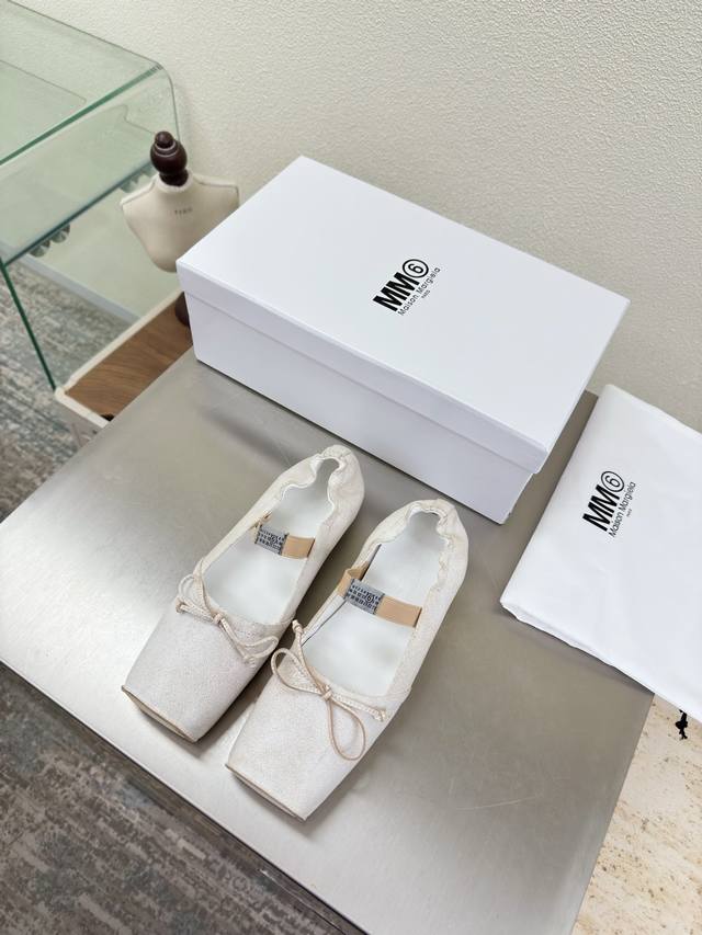 Mm6 猪鼻子单鞋 DDD 平底1Cm DDD 白色 爆裂纹牛皮 DDD 内里 孟加拉牛皮里 DDD Maisonmargiela DDD 马吉拉 Mm6 DD