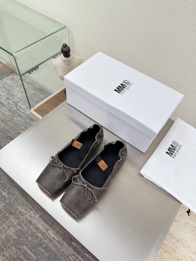 Mm6 猪鼻子单鞋 DDD 平底1Cm DDD 灰色 爆裂纹牛皮 DDD 内里 孟加拉牛皮里 DDD Maisonmargiela DDD 马吉拉 Mm6 DD