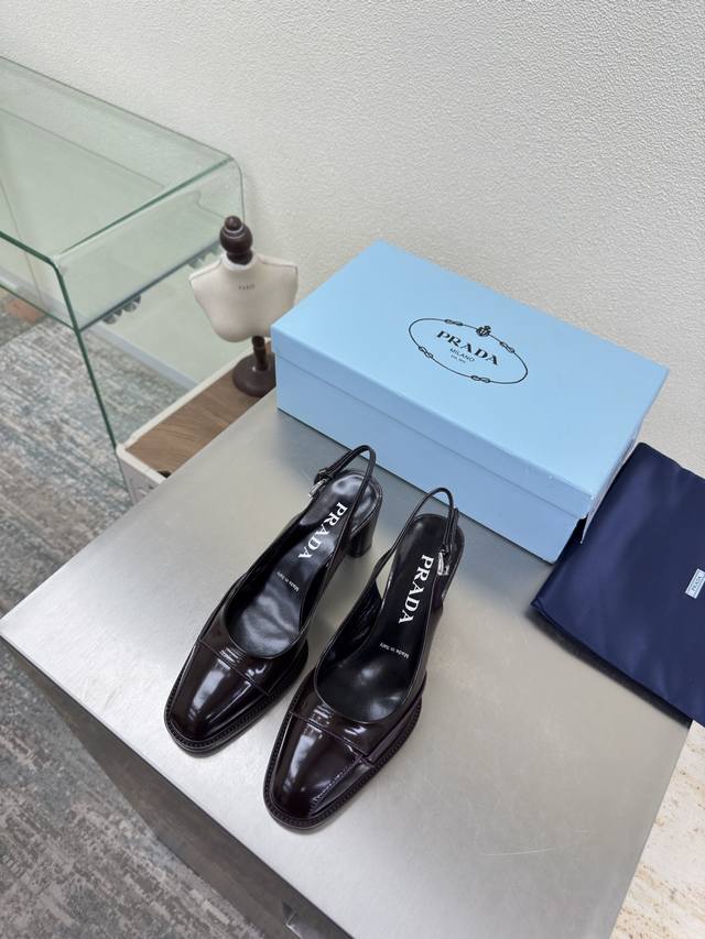 普拉达 走秀款 单鞋 DDD Prada DDD 简约设计 三角Logo Logo Logo 的设计和简约的线条 很有格调 简单纯粹得色调 原版开模 舒适炸街