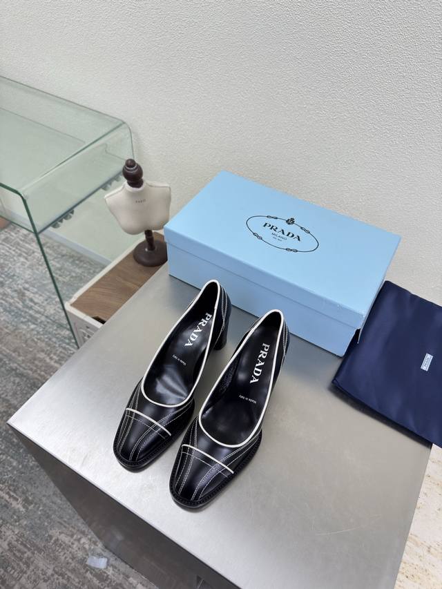 普拉达 走秀款 单鞋 DDD Prada DDD 简约设计 三角Logo Logo Logo 的设计和简约的线条 很有格调 简单纯粹得色调 原版开模 舒适炸街