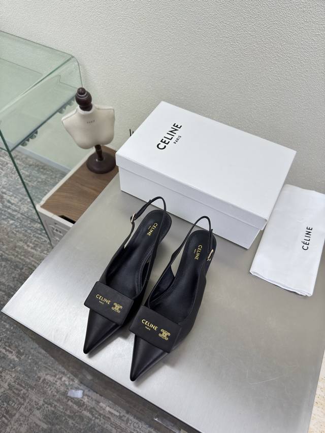 方形Logo 后空鞋 Celine 夏日专属 DDD 凯旋门系列 经典拖鞋 DDD 黑色家族元素设计 Logo DDD 小羊皮材质 凯旋门Logo DDD 内里