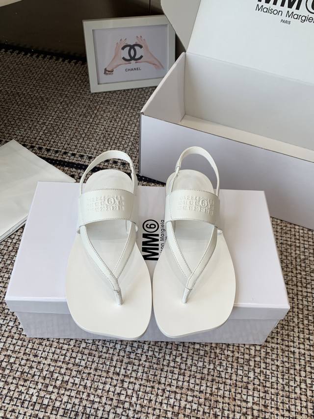 Maison Margiela 马吉拉 26Ss早春新款 人字拖 后绊带 凉鞋 DDD 打破传统人字拖的圆润版型，采用方头+夹脚+后绊带设计，后绊带可调节，兼顾