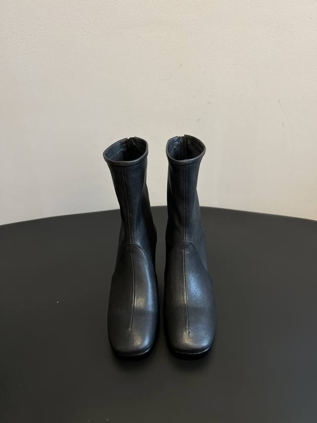 Miu Miu 弹力靴 全新鞋子特价清货不退不换先报先得 剩余码数：36 4。39 2 DDD