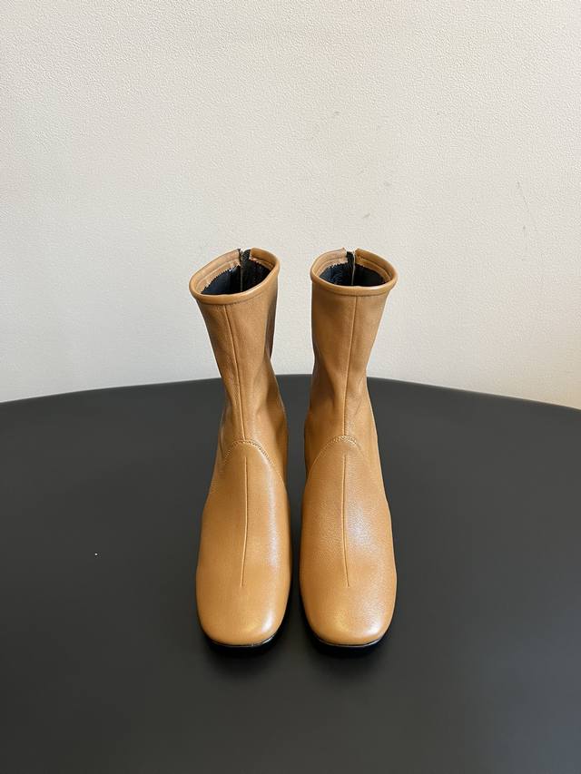 Miu Miu 弹力靴 全新鞋子特价清货不退不换先报先得 剩余码数：36 7。37 6 38 7 39 5。40 2 DDD