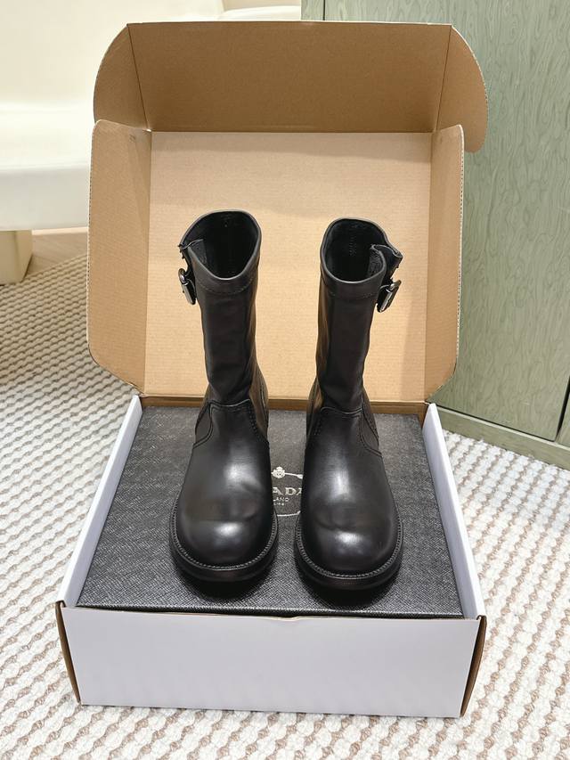 Prada 短靴 全新鞋子特价清货不退不换先报先得 剩余码数：35 37。36 10。37 11 38 13。39 8。40 3 DDD